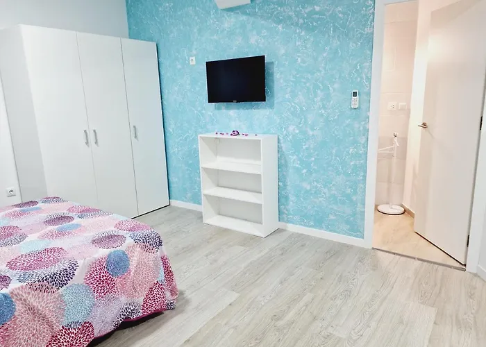 301, 2 Bedrooms, Near Playa De Americas & Free Wifi *