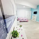 301, 2 Bedrooms, Near Playa De Americas & Free Wifi 度假居