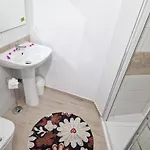 بيت للعطل 301, 2 Bedrooms, Near Playa De Americas & Free Wifi *