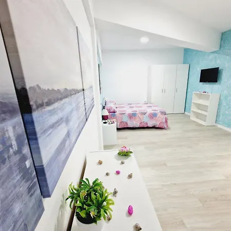301, 2 Bedrooms, Near Playa De Americas & Free Wifi Nyaraló